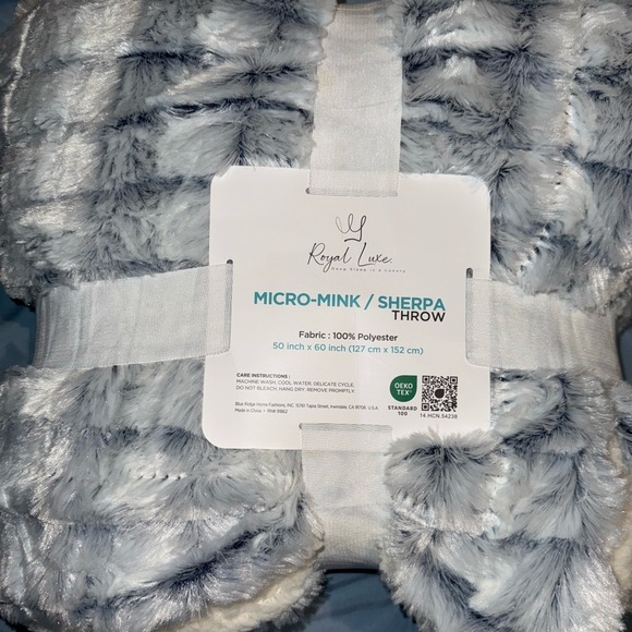 Royal Luxe Micro Mink Blanket - Picture 2 of 3